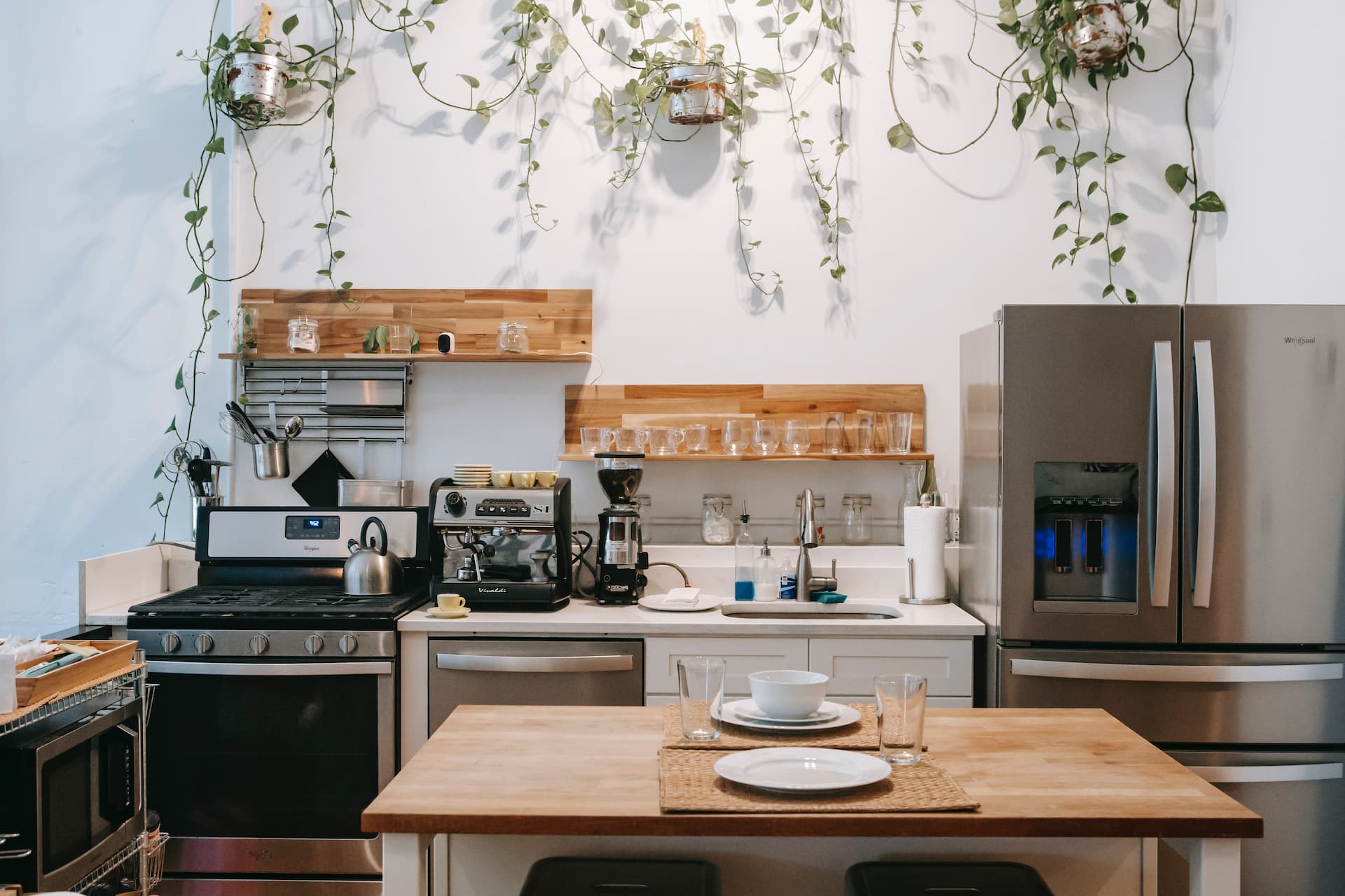 Cocina rústica con estantes de madera